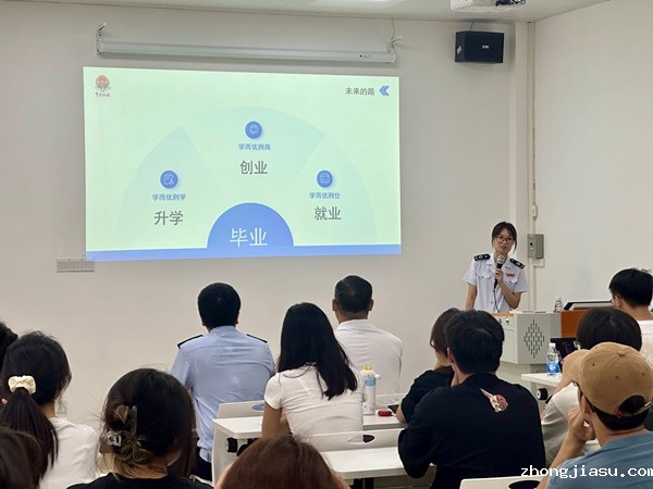 图为颜婉琪老师演讲.jpg