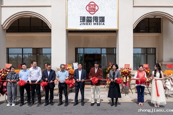 图为领导嘉宾为开业仪式剪彩.jpg