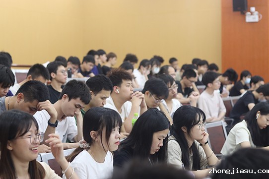 图为同学们在认真听讲.jpg