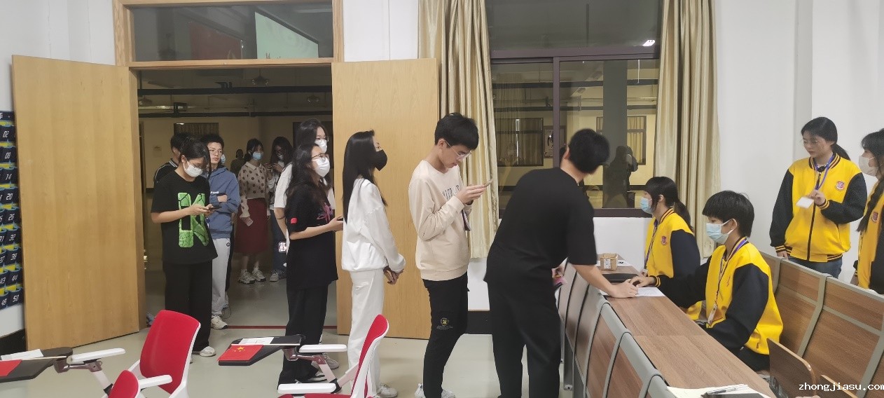 图为活动签到现场