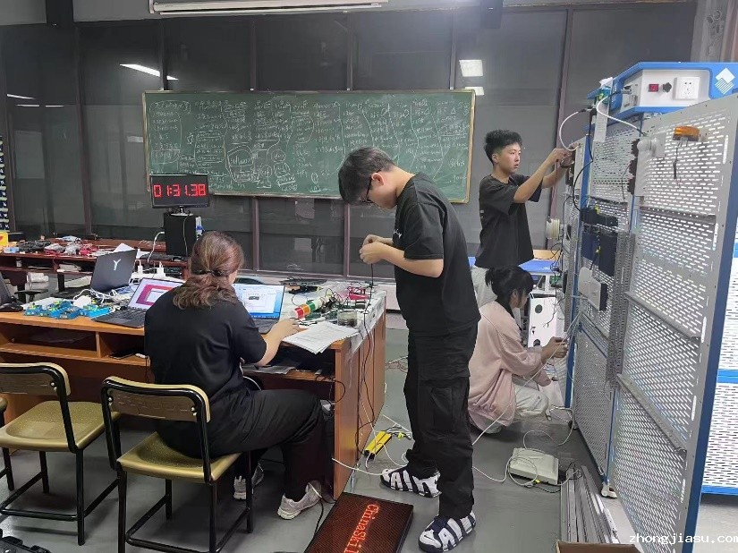 图片包含 人, 室内, 男人, 桌子&#xA;&#xA;AI 生成的内容可能不正确。