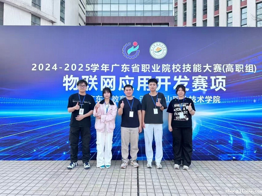 一群穿着蓝色衣服的人站在一起合影&#xA;&#xA;AI 生成的内容可能不正确。