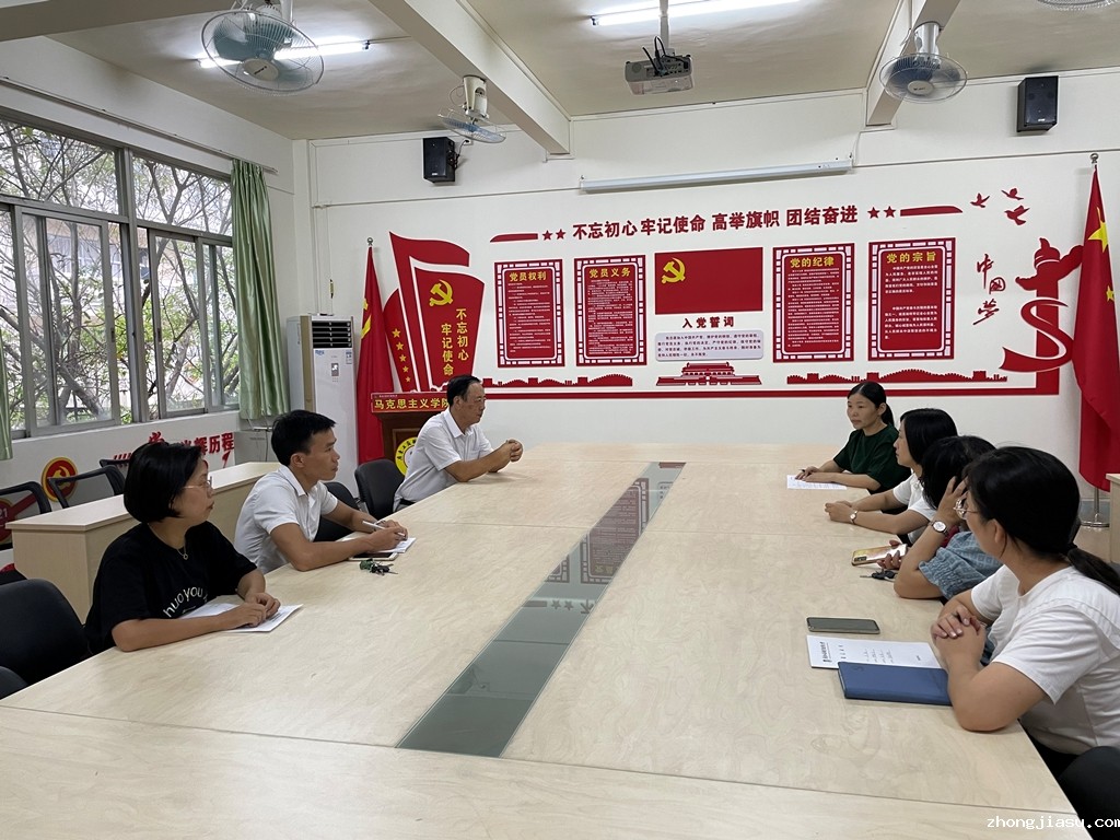 图3.评课活动现场.jpg
