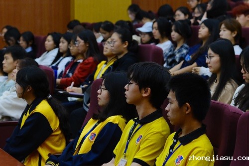 现场学生聆听讲座.jpg