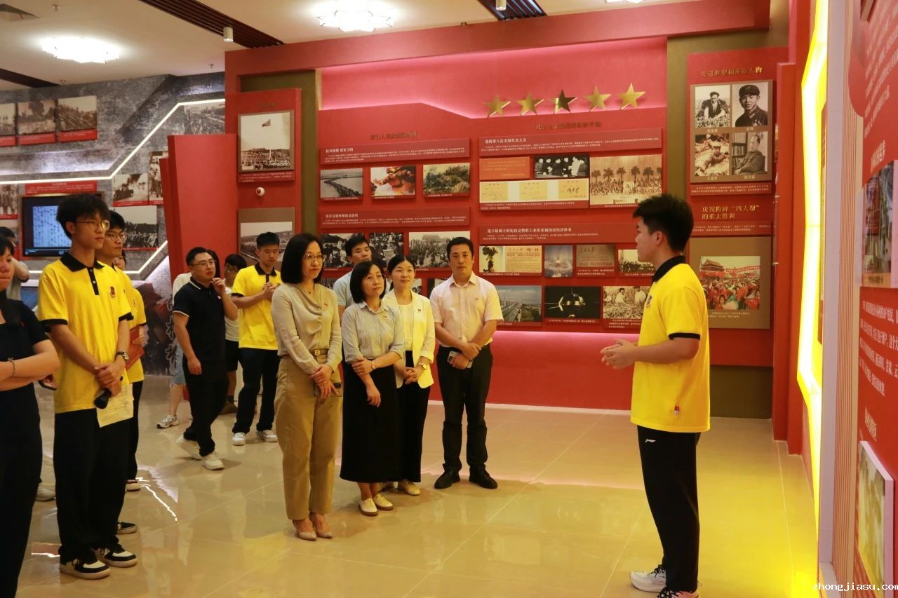 图4学生宣讲团成员为师生讲解.jpg