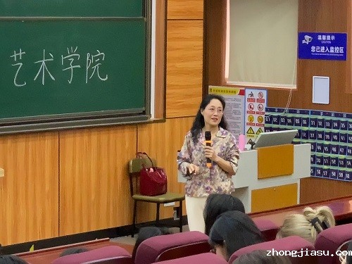 朱颖华作专题讲座.jpg