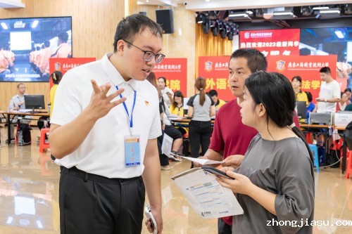 工作人员引导新生报到(1).jpg