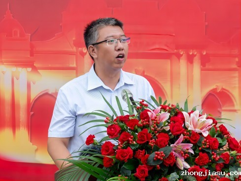 教师代表李根(1).jpg