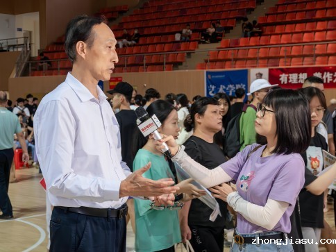 校长和飞接受肇庆市电视台采访(1).jpg