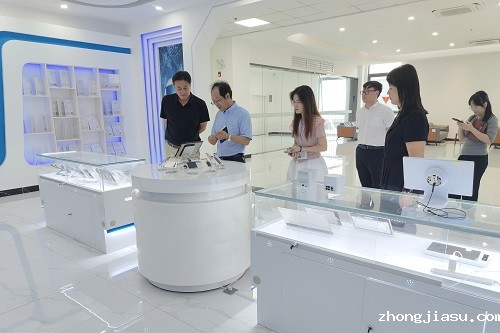 调研组参观广东省晶鸿电子有限公司.jpg