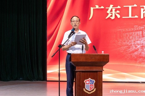 和飞作动员讲话.JPG
