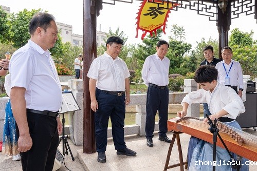 品茗抚琴.JPG