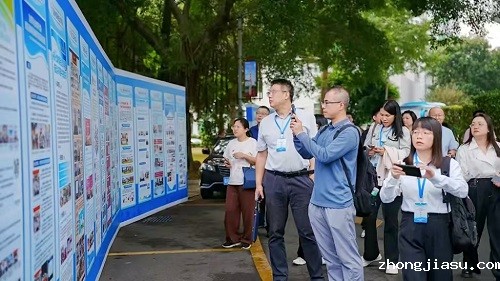 研修班学员参观工作成果展.jpg