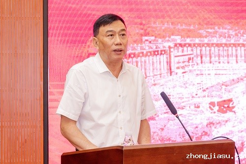 丁勇主持.JPG