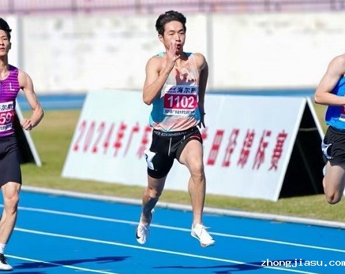 我校健儿在比赛中.jpg