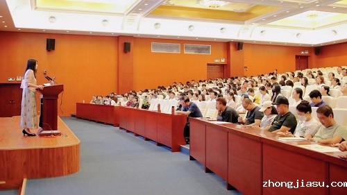 张等菊作讲座.jpg