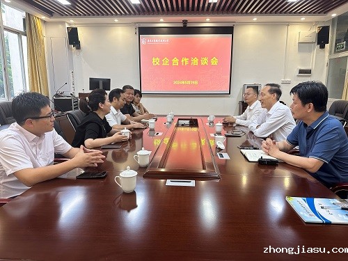洽谈会现场.jpg
