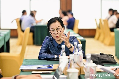 谢建平参加小组讨论.jpg
