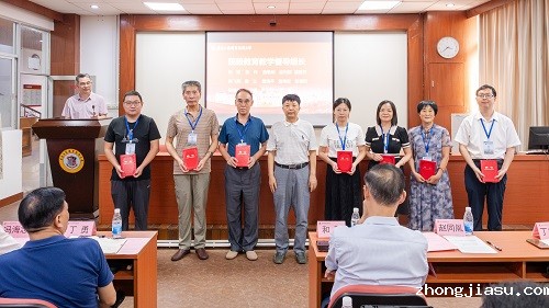 赵同胤为院级督导颁发聘书.JPG