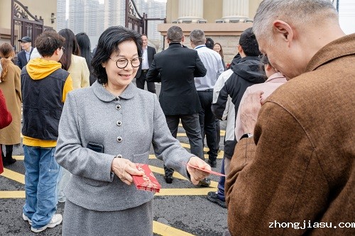 董事会及校领导在两校区派发红包2.JPG