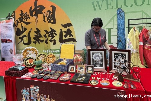 展区展品琳琅满目.jpg