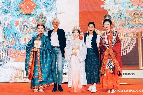 客商与展演演员合影.jpg