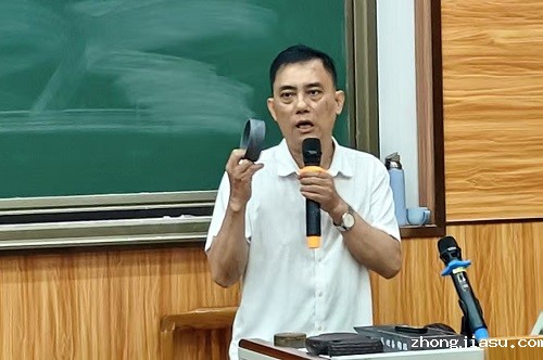 郑天旭主讲.jpg