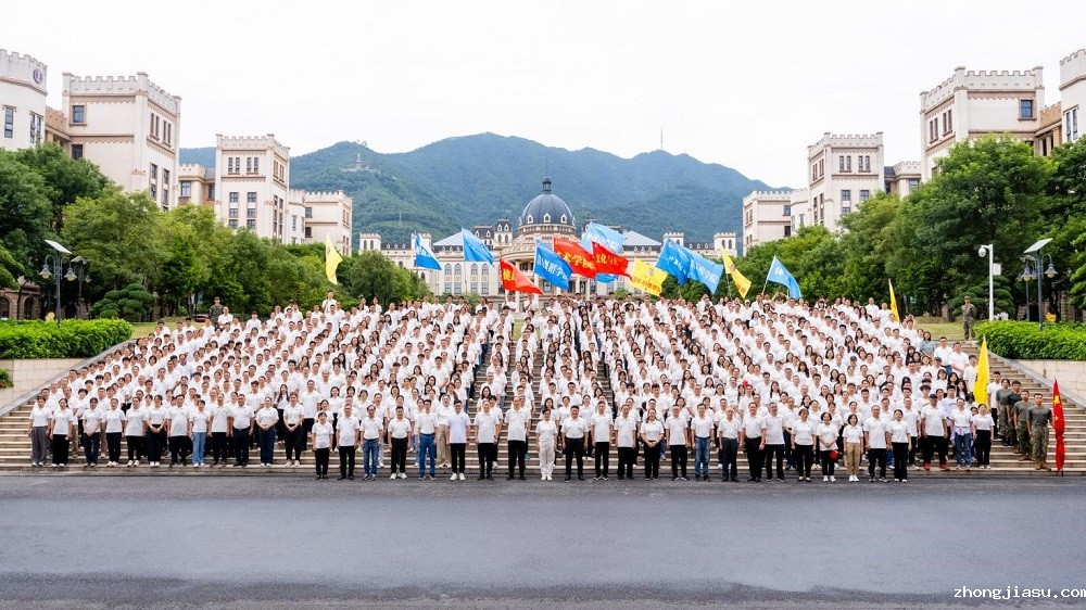 全校合影.jpg