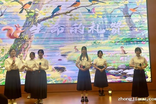 三等奖获得者张岚、叶蓝欣、成宇琪、马文柳、邹心怡、桑怡琳.jpg