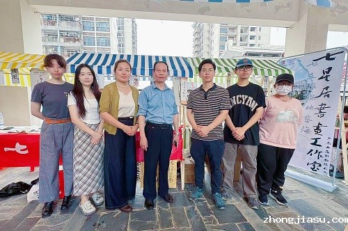 艺术学院师生与李刚合影.jpg