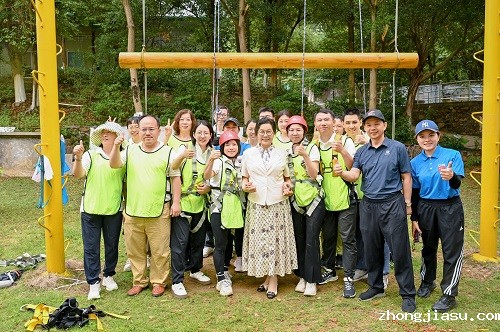学校董事长谢建平与参加活动教职工合影.jpg