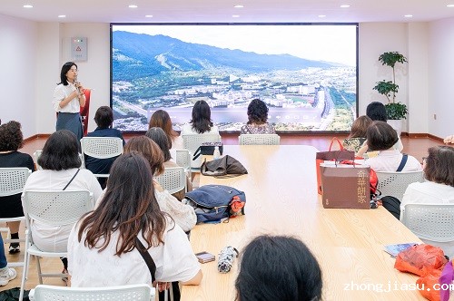 访问团考察现场2.jpg