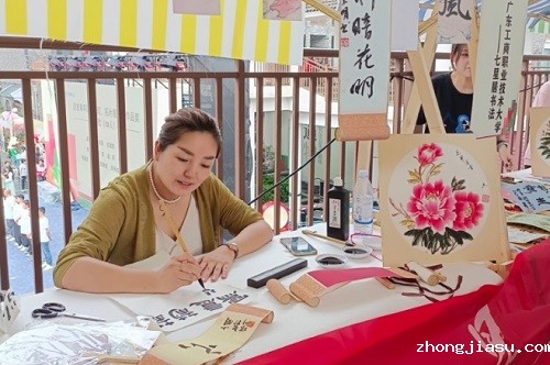 艺术学院教师现场挥毫.jpg