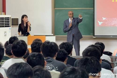 演讲现场.jpg