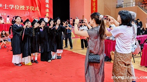 毕业生家人记录难忘时刻.jpg