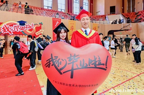 毕业生与校长和飞合影.jpg