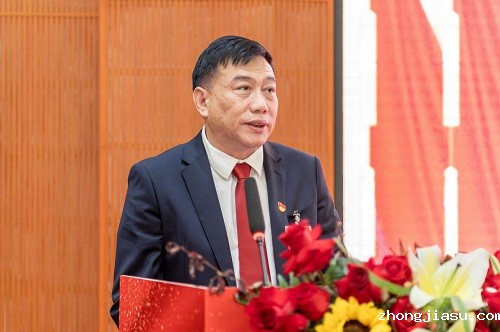 丁勇作报告.JPG