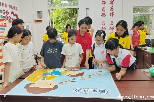 实践团成员与学生共绘画.jpg