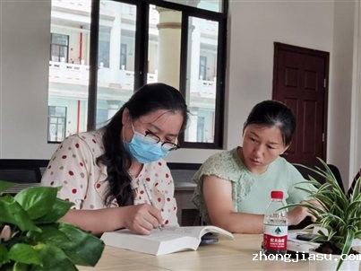 图为党员老师在认真学习