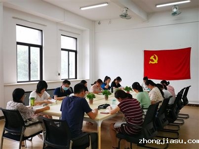 图为全体党员同志在集中学习