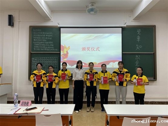 图为胡书记为获奖小组颁奖