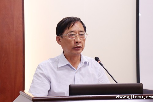 03图为易伟义发言.jpg