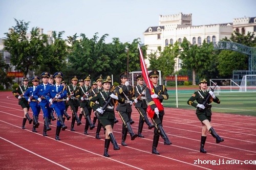 弘扬爱国主义精神，做新时代爱国青年——我校隆重举行庆祝中国共产党成立103周年升旗仪式